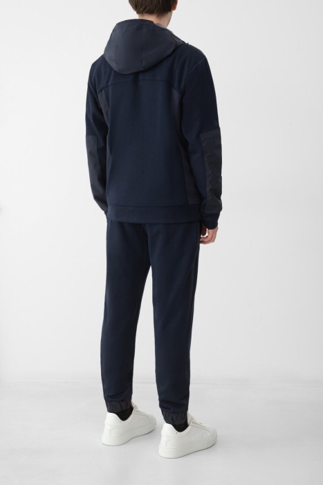 костюм спорт  по цене 114000 руб вид справа