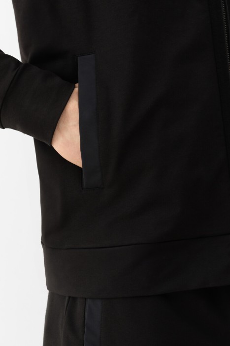 Товар черного цвета с внутренней стороны