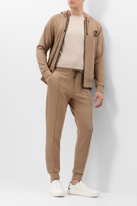 Товар бежевого цвета с внутренней стороны