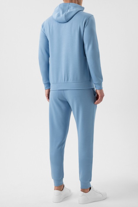 костюм спорт  по цене 60000 руб вид справа