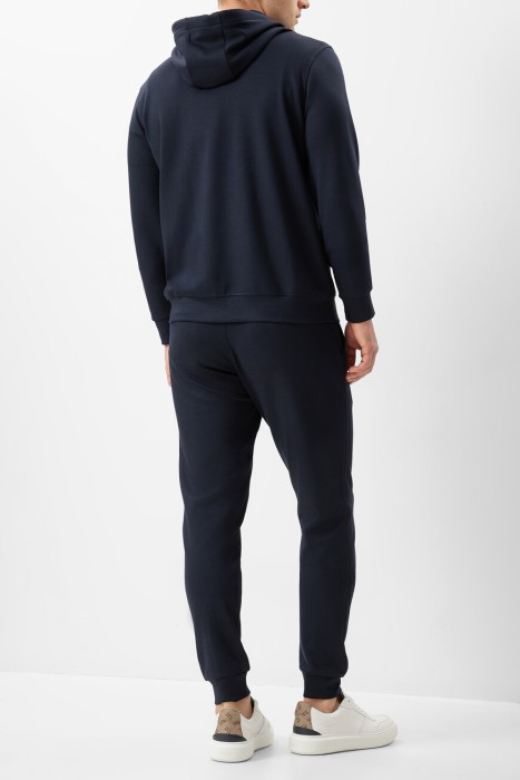 костюм спорт  по цене 60000 руб вид справа