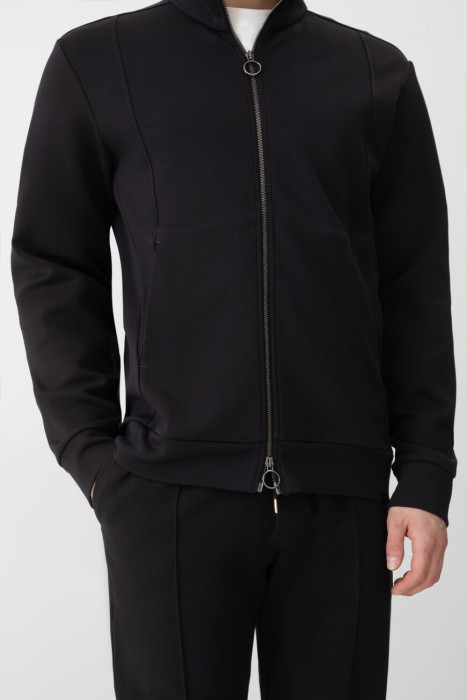 Товар черного цвета с внутренней стороны