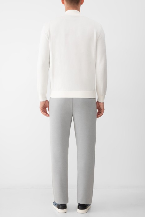 костюм спорт  по цене 560000 руб вид справа