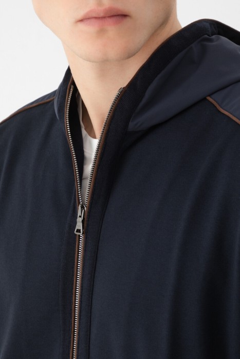 Товар синего цвета с внутренней стороны