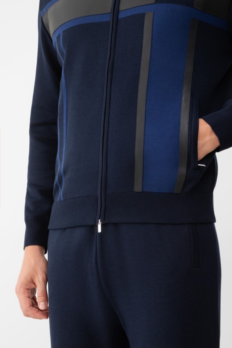 Товар синего цвета с внутренней стороны