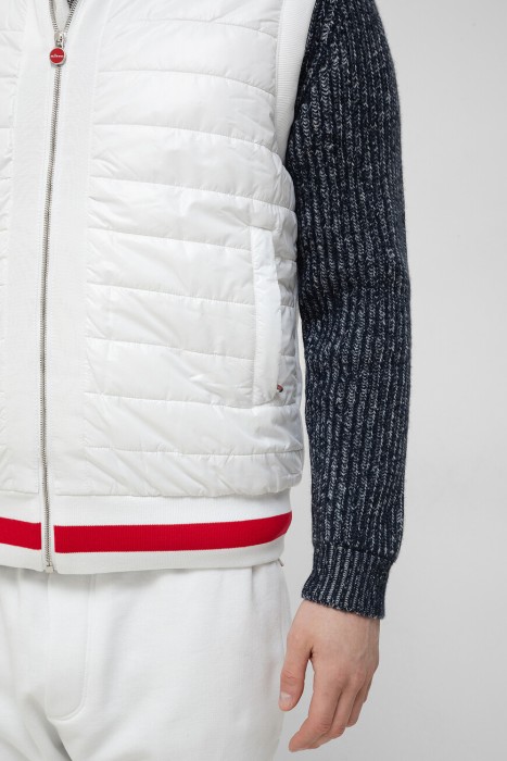 Товар белого цвета с внутренней стороны