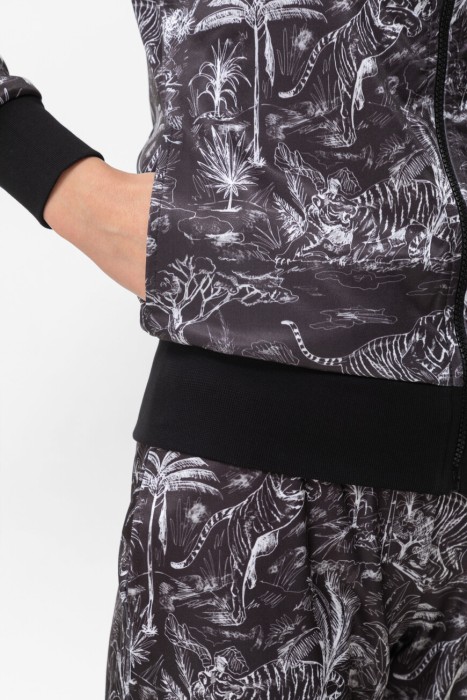 Товар черного цвета с внутренней стороны