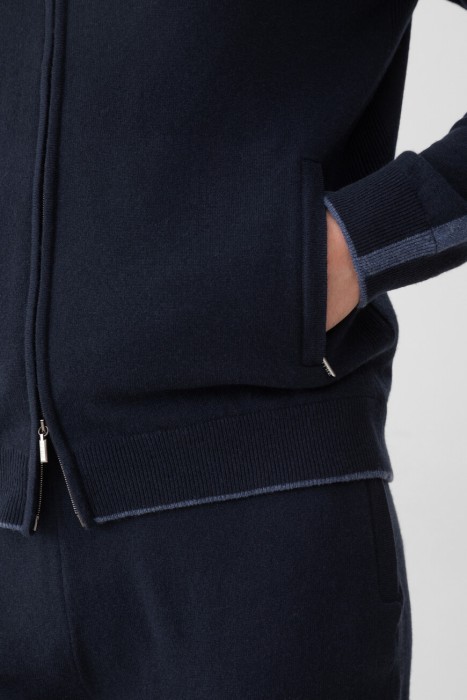 Товар синего цвета с внутренней стороны