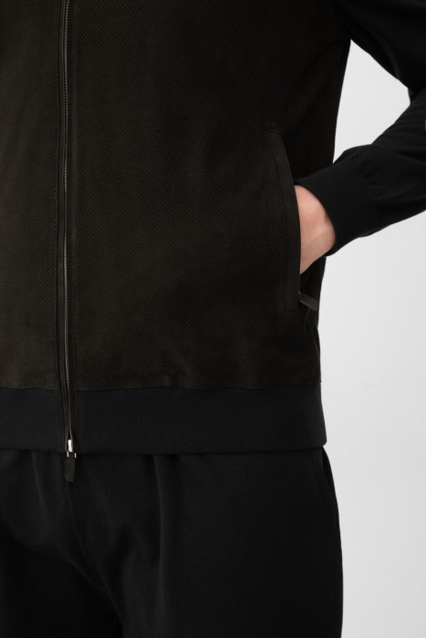 Товар черного цвета с внутренней стороны