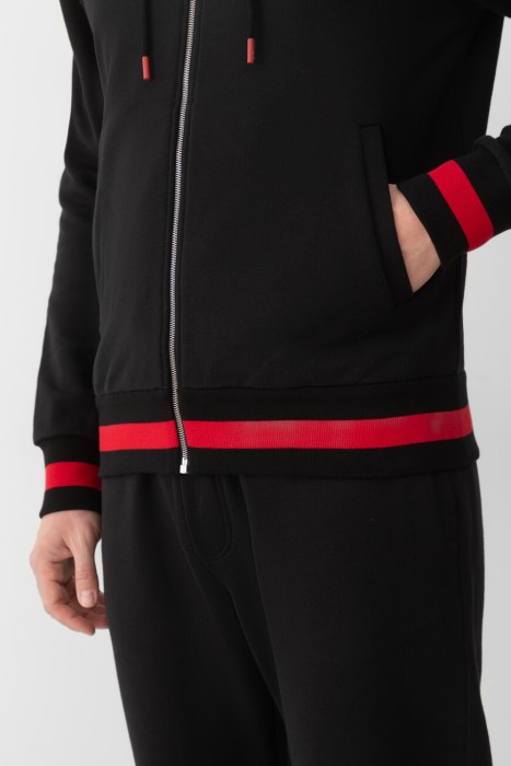 Товар черного цвета с внутренней стороны