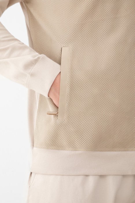 Товар бежевого цвета с внутренней стороны