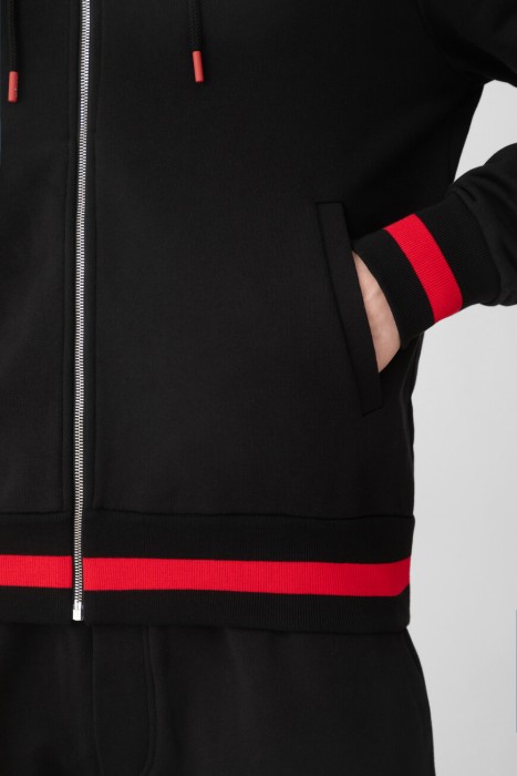 Товар черного цвета с внутренней стороны