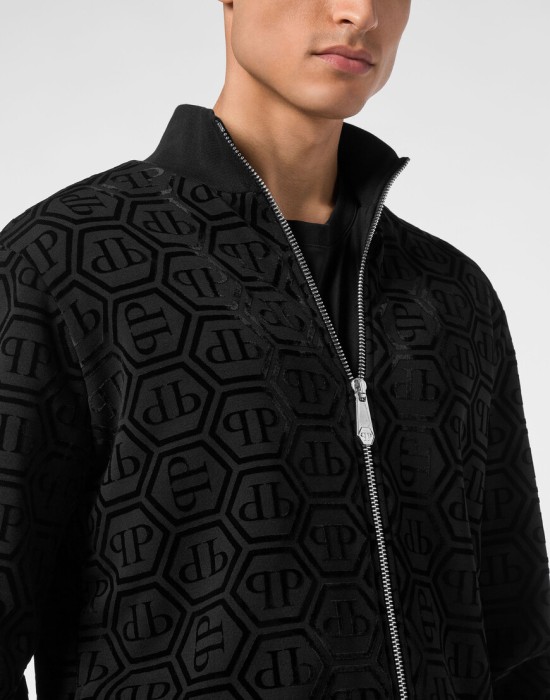 Товар черного цвета с внутренней стороны