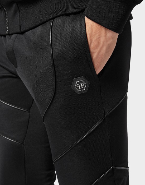 Товар черного цвета с внутренней стороны