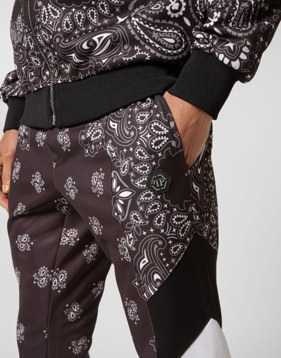 костюм спортивный  из проверенных материалов спереди