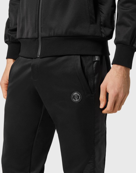 Товар черного цвета с внутренней стороны