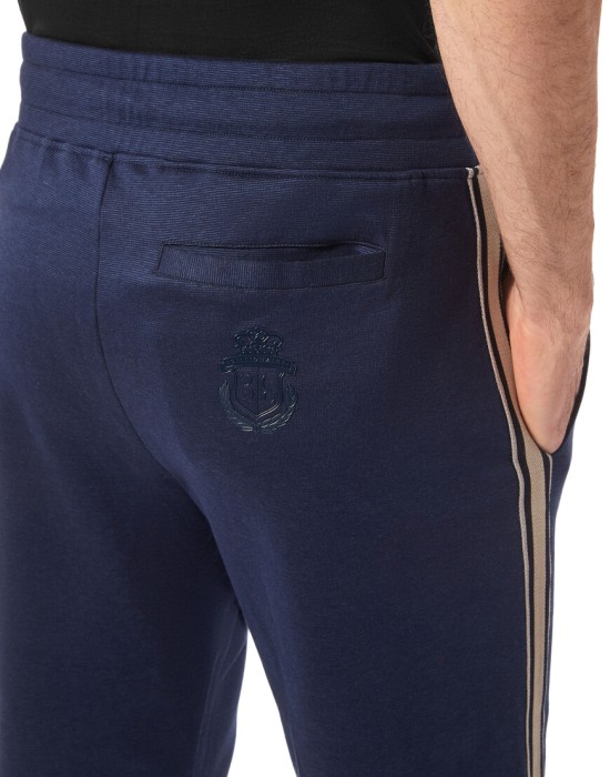 костюм спортивный  из проверенных материалов спереди