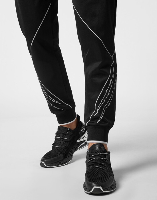 Товар черного цвета с внутренней стороны