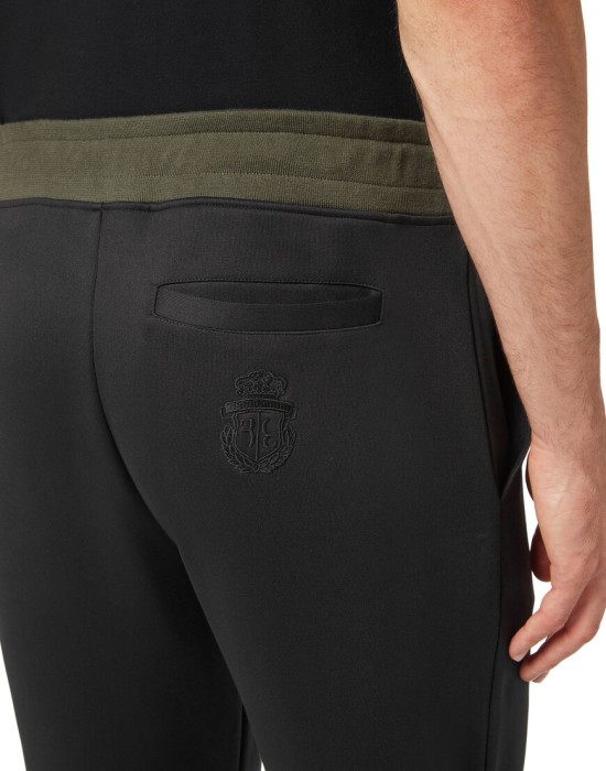 Товар черного цвета с внутренней стороны