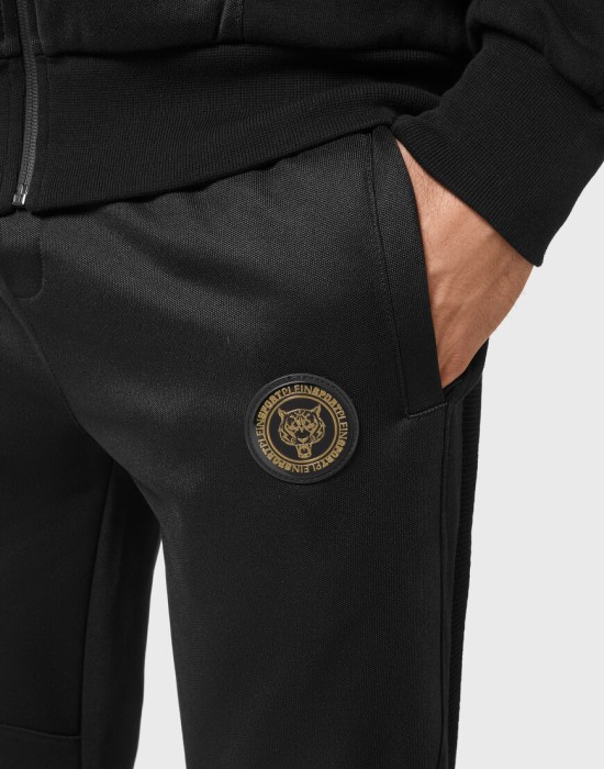 Товар черного цвета с внутренней стороны