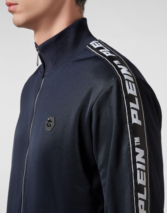 костюм спортивный  из проверенных материалов спереди