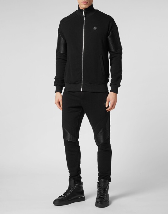 Товар черного цвета с внутренней стороны