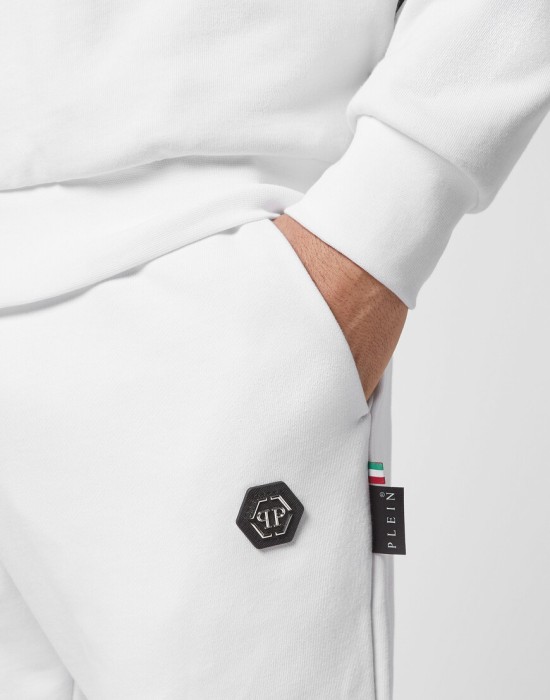 костюм спортивный  из проверенных материалов спереди