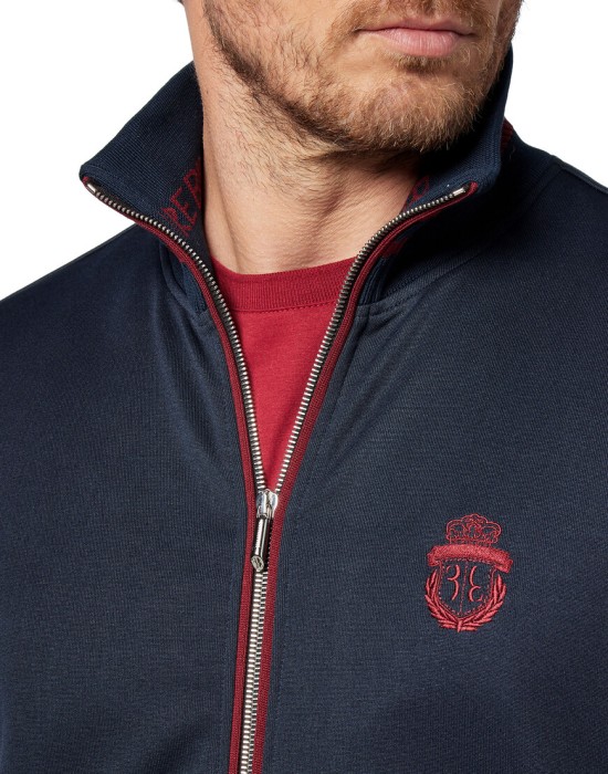 костюм спортивный  из проверенных материалов спереди