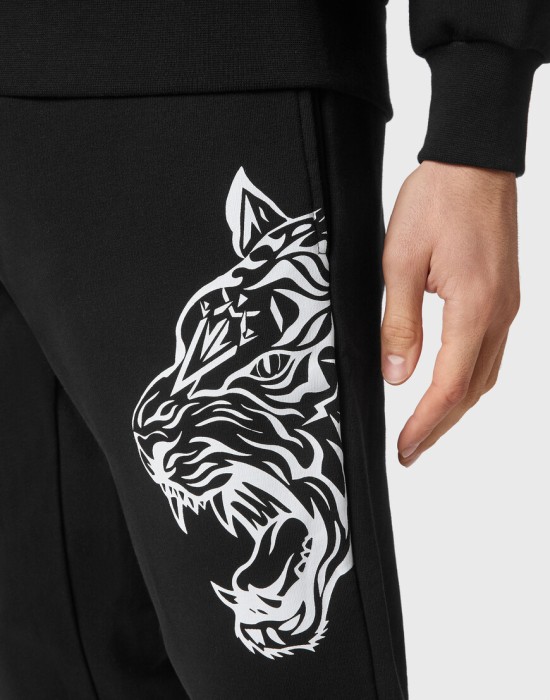 Товар черного цвета с внутренней стороны