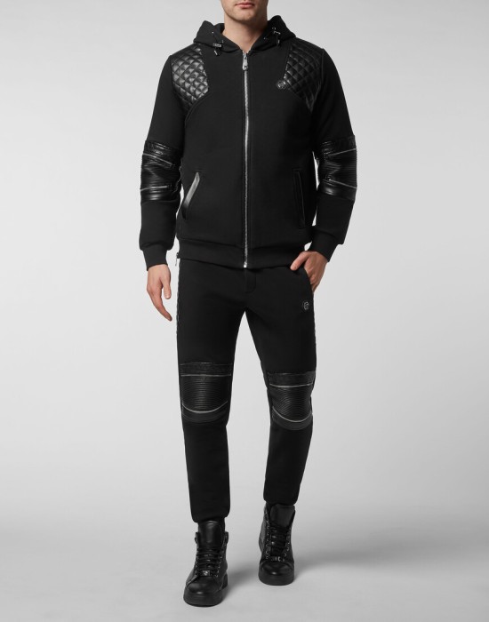 Товар черного цвета с внутренней стороны