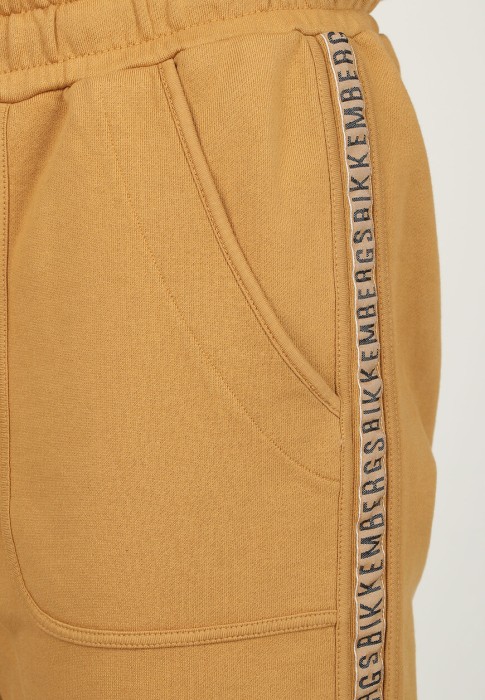 костюм  универсального стиля с лицевой стороны