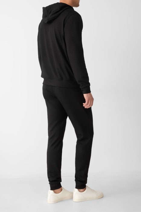 костюм  по цене 60000 руб вид справа