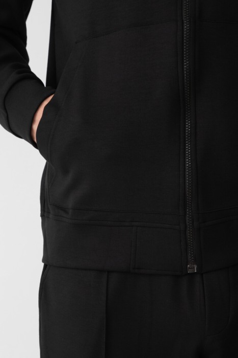 Товар черного цвета с внутренней стороны