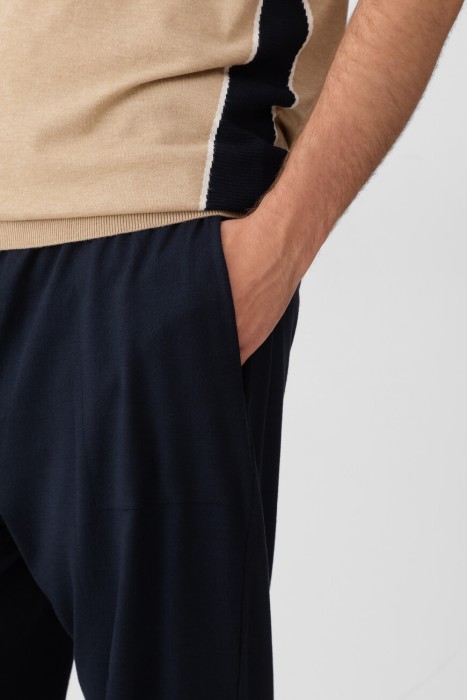 Товар бежевого цвета с внутренней стороны