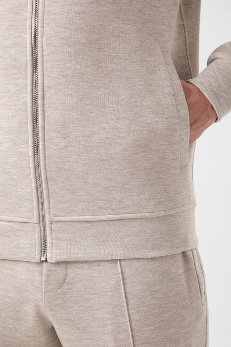 Товар бежевого цвета с внутренней стороны