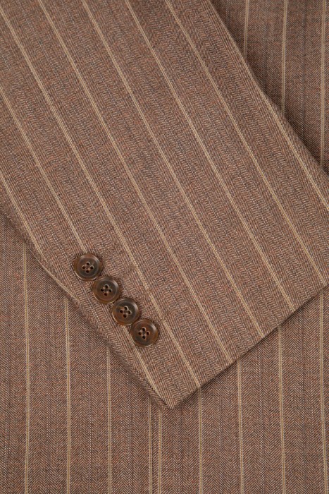 Товар коричневого цвета с внутренней стороны