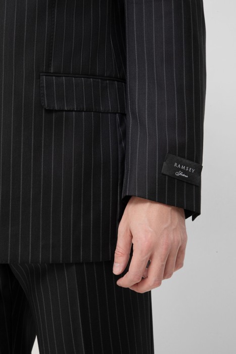 костюм  из шерсти спереди