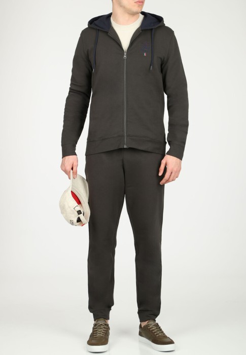 Товар коричневого цвета с внутренней стороны