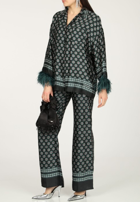 Товар черного цвета с внутренней стороны