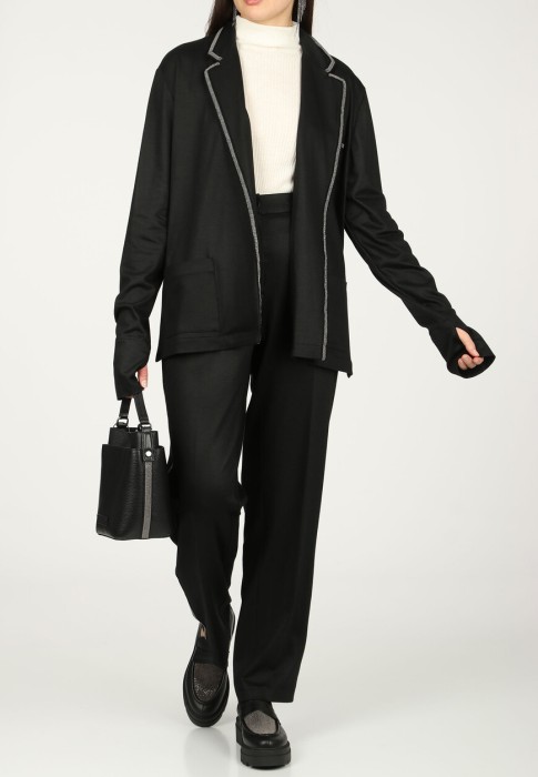 Товар черного цвета с внутренней стороны