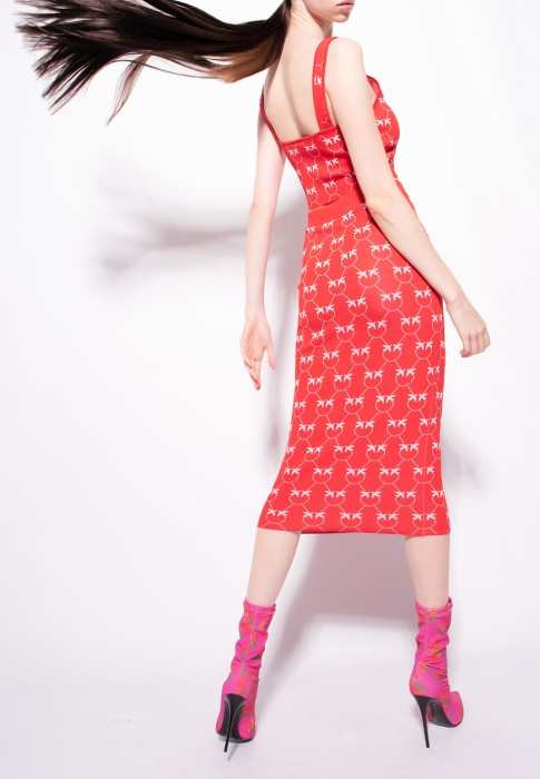 Товар красного цвета с внутренней стороны