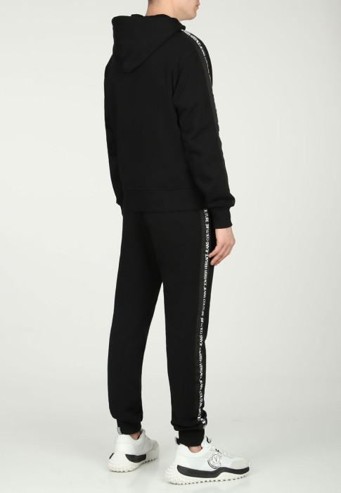 Товар черного цвета с внутренней стороны