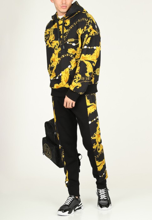 Товар черного цвета с внутренней стороны