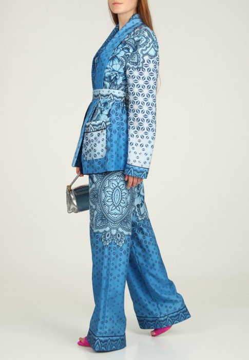 Товар голубого цвета с внутренней стороны