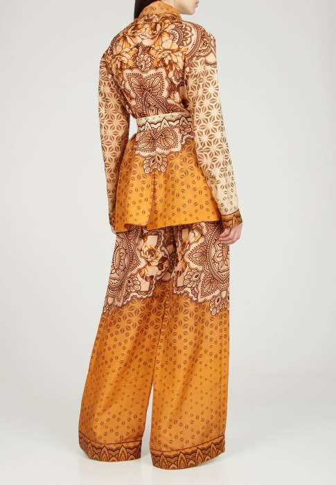 Товар бежевого цвета с внутренней стороны