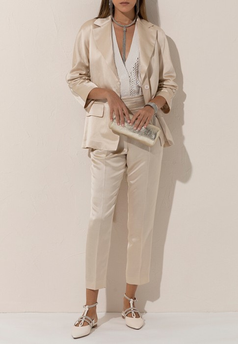 костюм  по цене 159900 руб вид справа