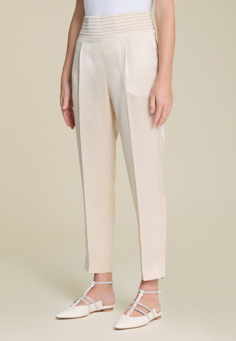 Товар бежевого цвета с внутренней стороны