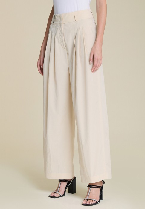 Товар бежевого цвета с внутренней стороны