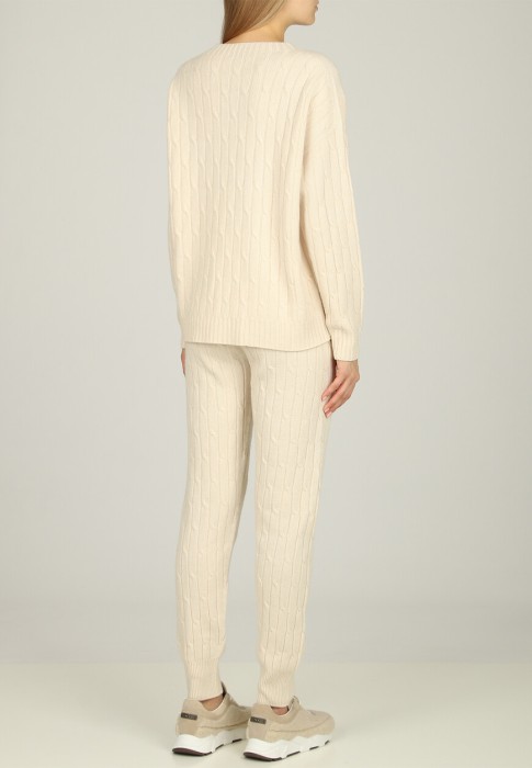 Товар бежевого цвета с внутренней стороны