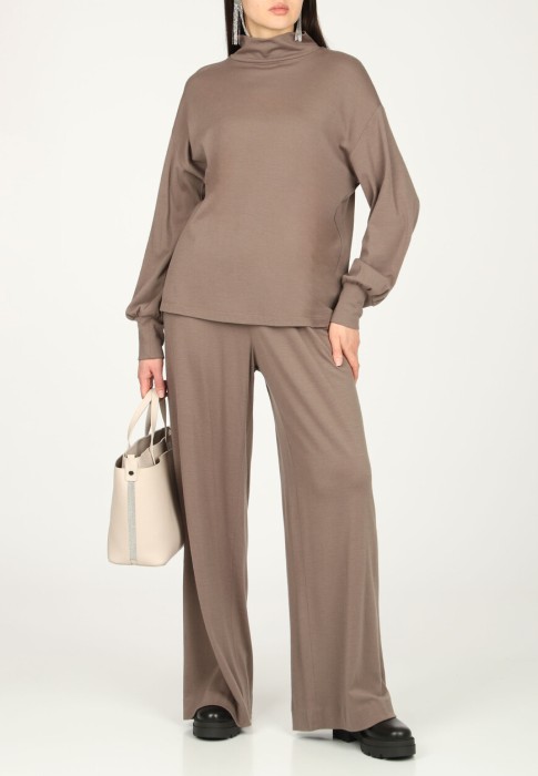 Товар коричневого цвета с внутренней стороны